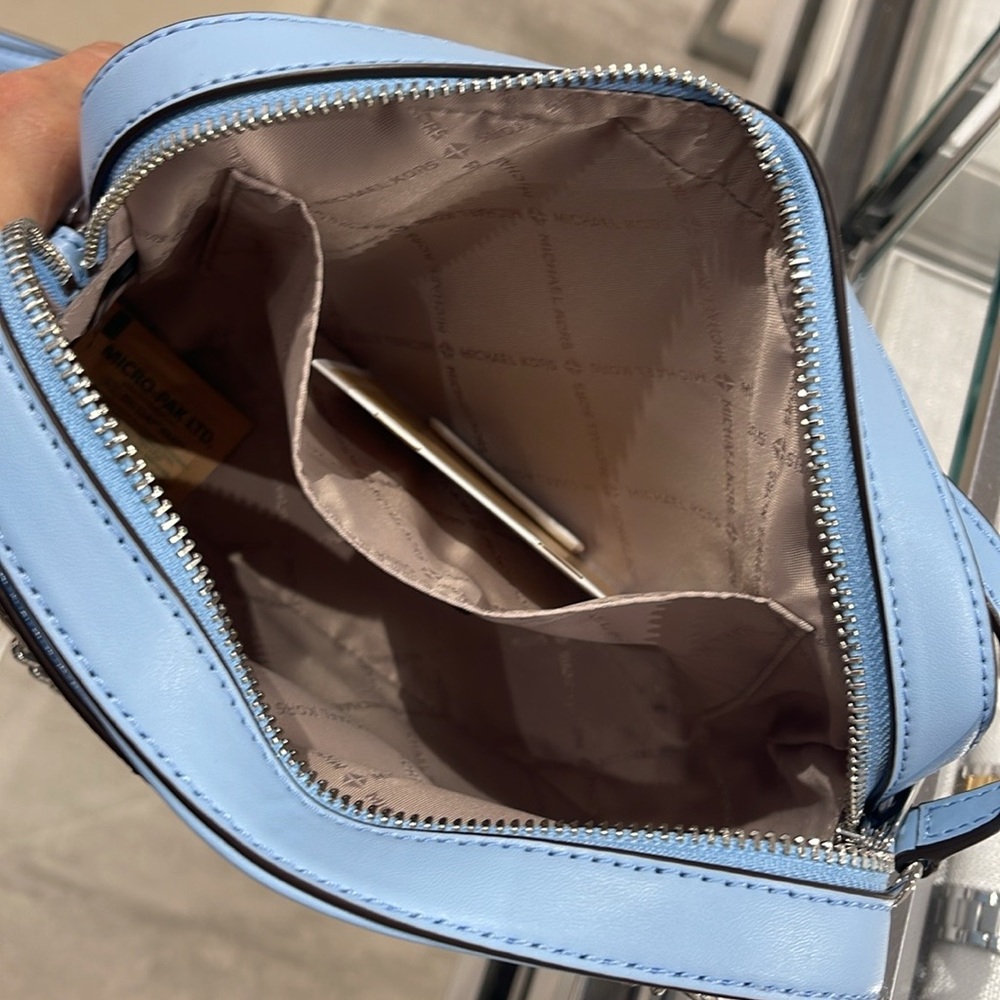 MICHAEL KORS Jet Set Large Ombré Signature Logo Crossbody Body
Light Sky
NWT - Picture 8 of 16